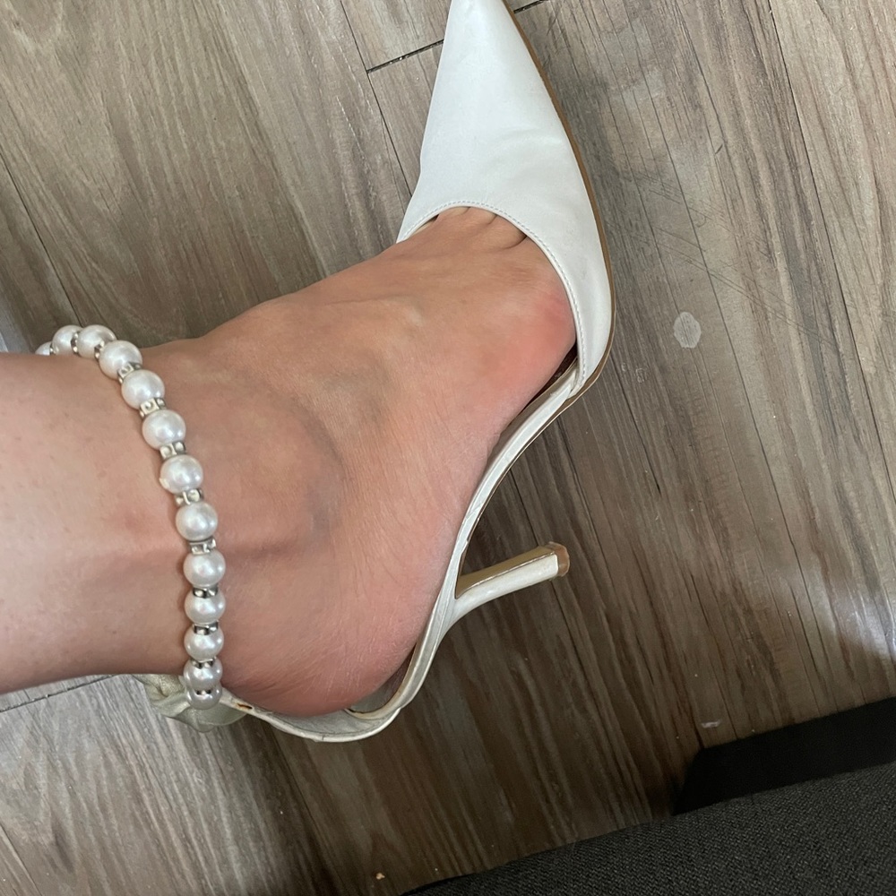 Gorgeous White pump with pearls. Size 8. Final sale. 4 inch heel.